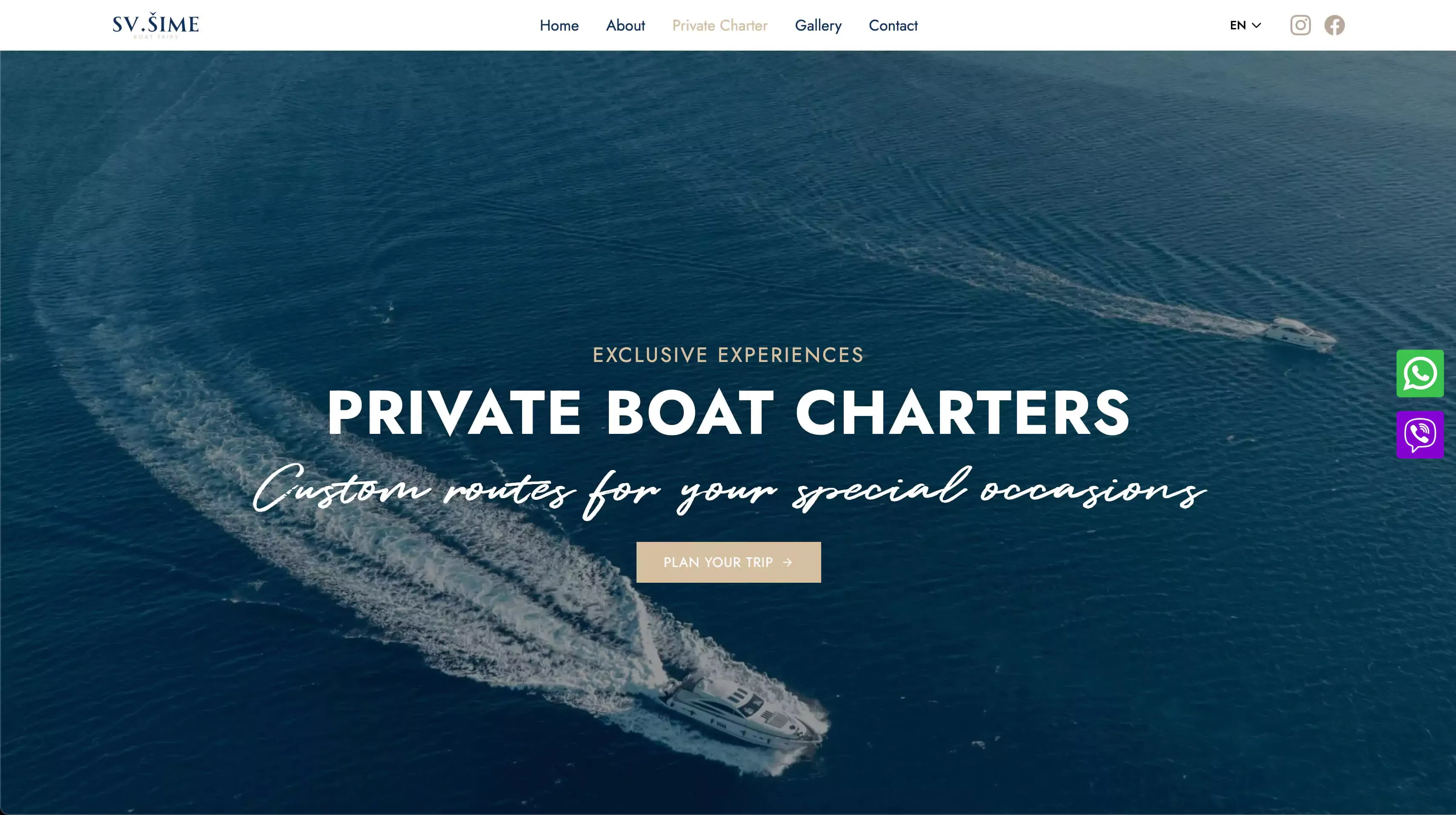 Stranica Private boat charters s fotografijom jahti na otvorenom moru
