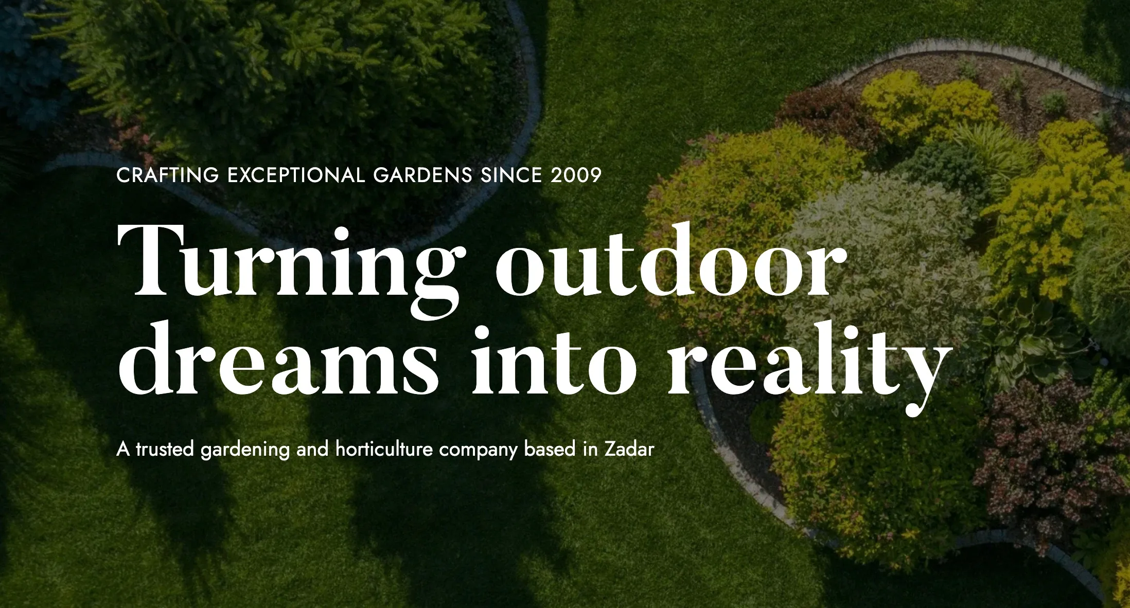 Naslovna stranica Zeleni Kvadrat s pogledom odozgo na vrt i naslovom Turning outdoor dreams into reality
